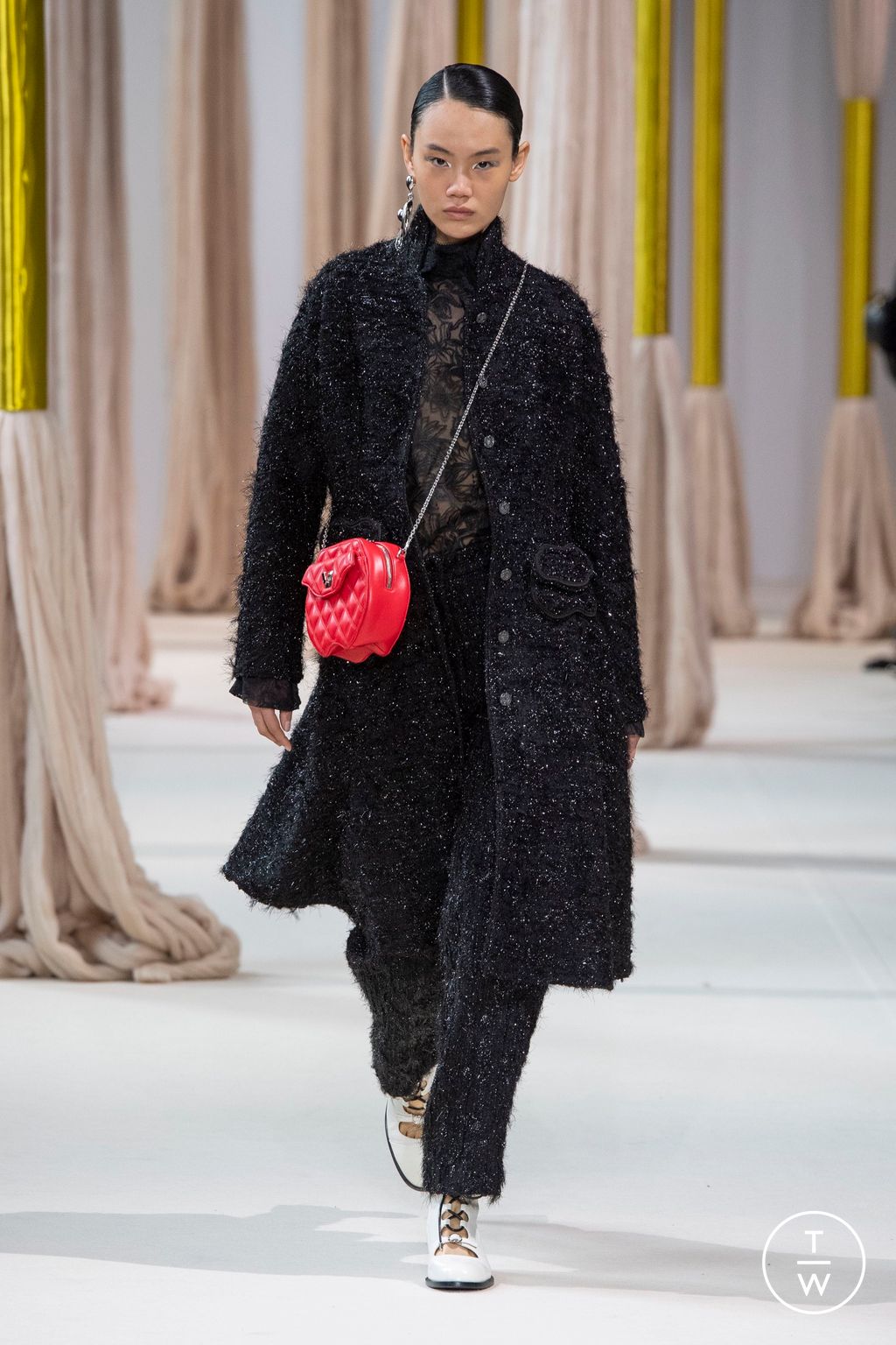 Fashion Week Paris Fall/Winter 2023 look 30 from the Shiatzy Chen collection 女装
