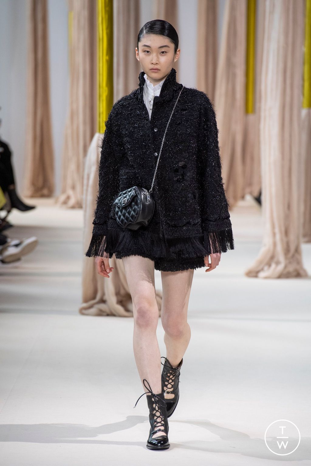 Fashion Week Paris Fall/Winter 2023 look 31 de la collection Shiatzy Chen womenswear