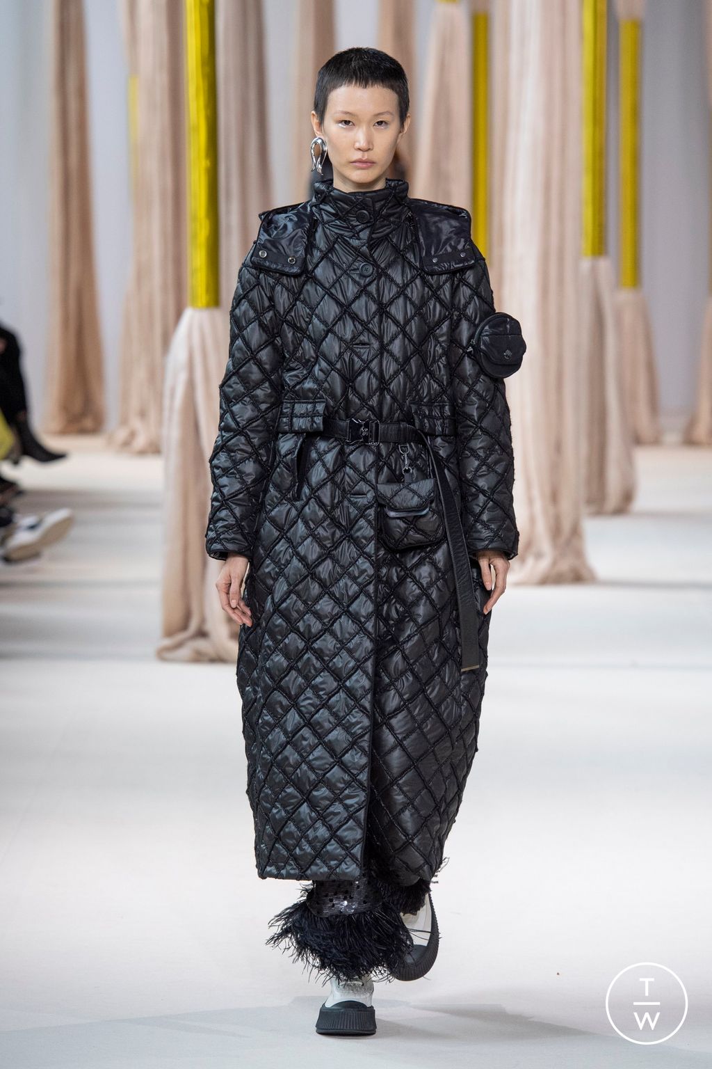 Fashion Week Paris Fall/Winter 2023 look 33 from the Shiatzy Chen collection womenswear
