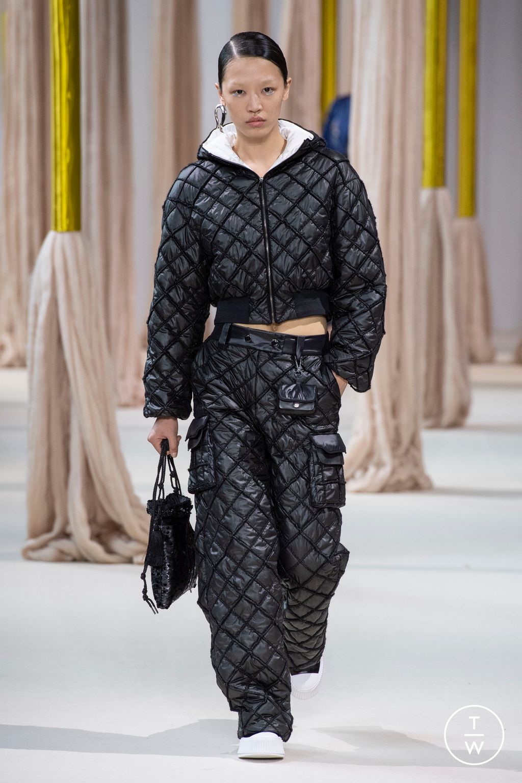 Fashion Week Paris Fall/Winter 2023 look 35 from the Shiatzy Chen collection 女装