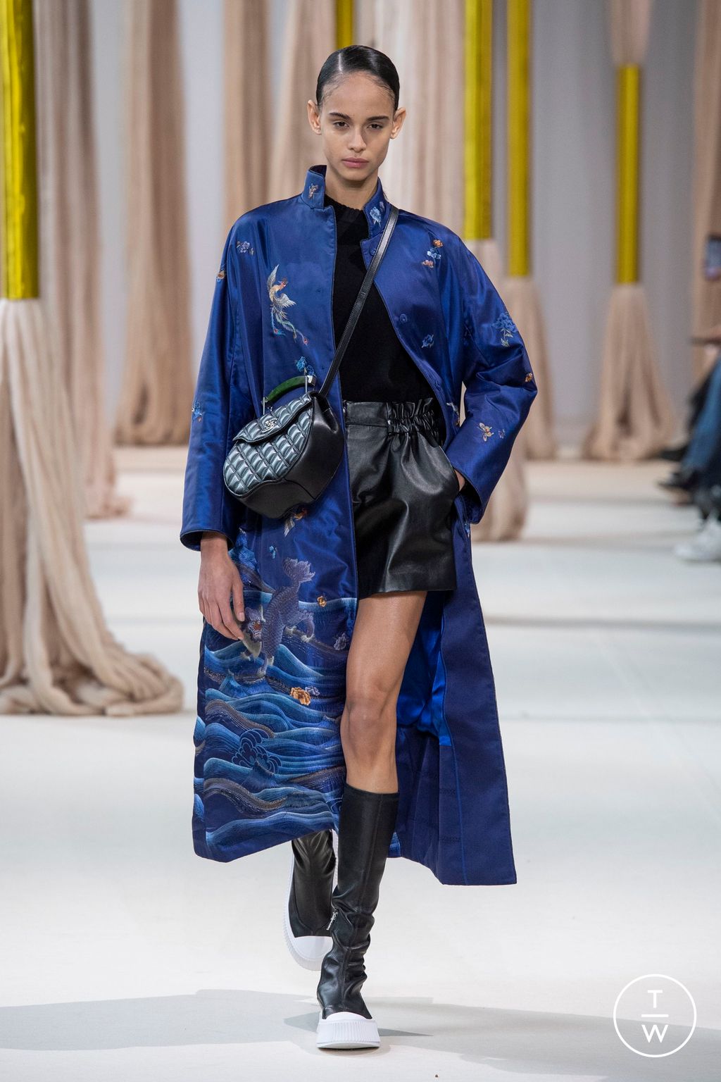 Fashion Week Paris Fall/Winter 2023 look 36 from the Shiatzy Chen collection 女装
