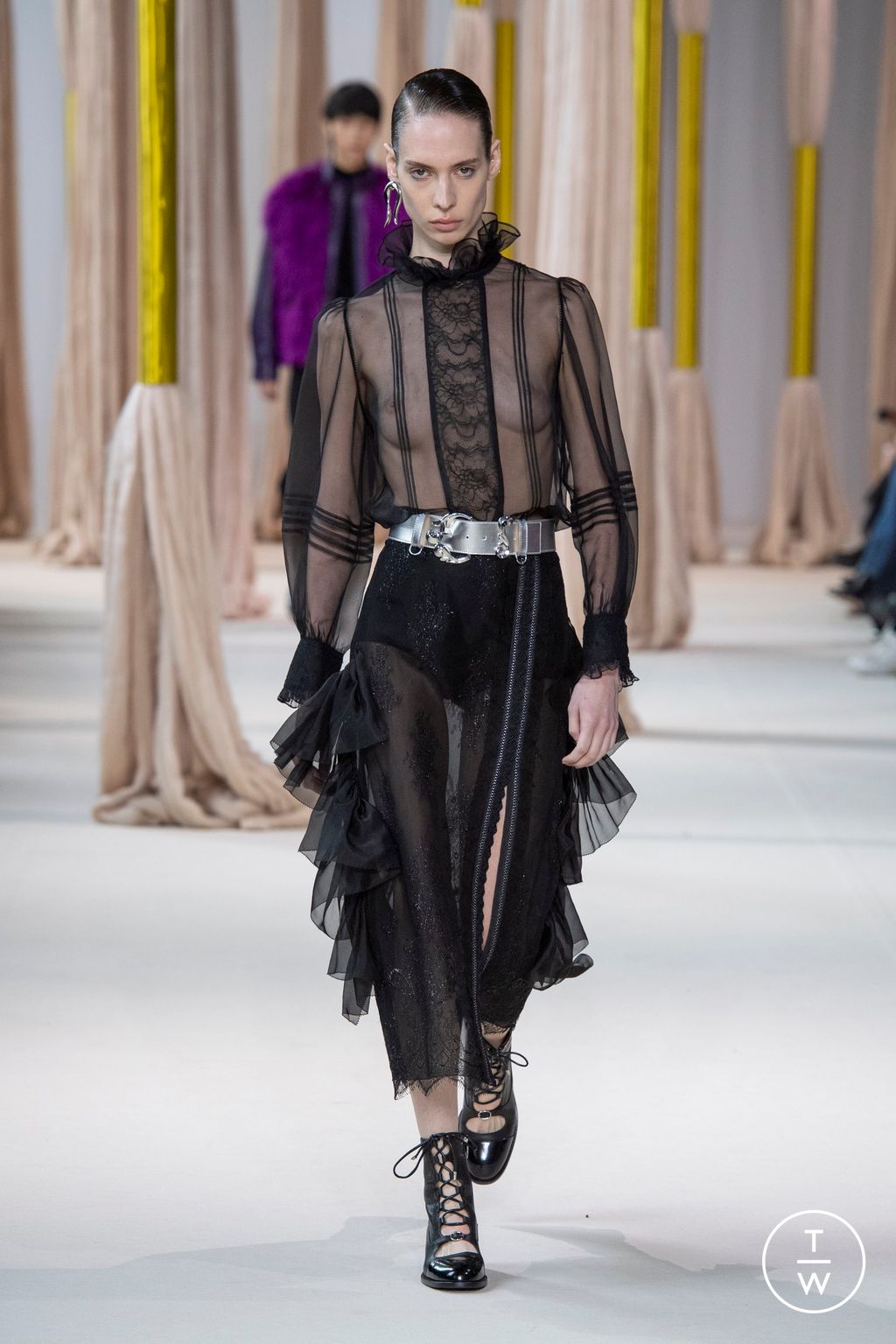 Fashion Week Paris Fall/Winter 2023 look 39 from the Shiatzy Chen collection 女装