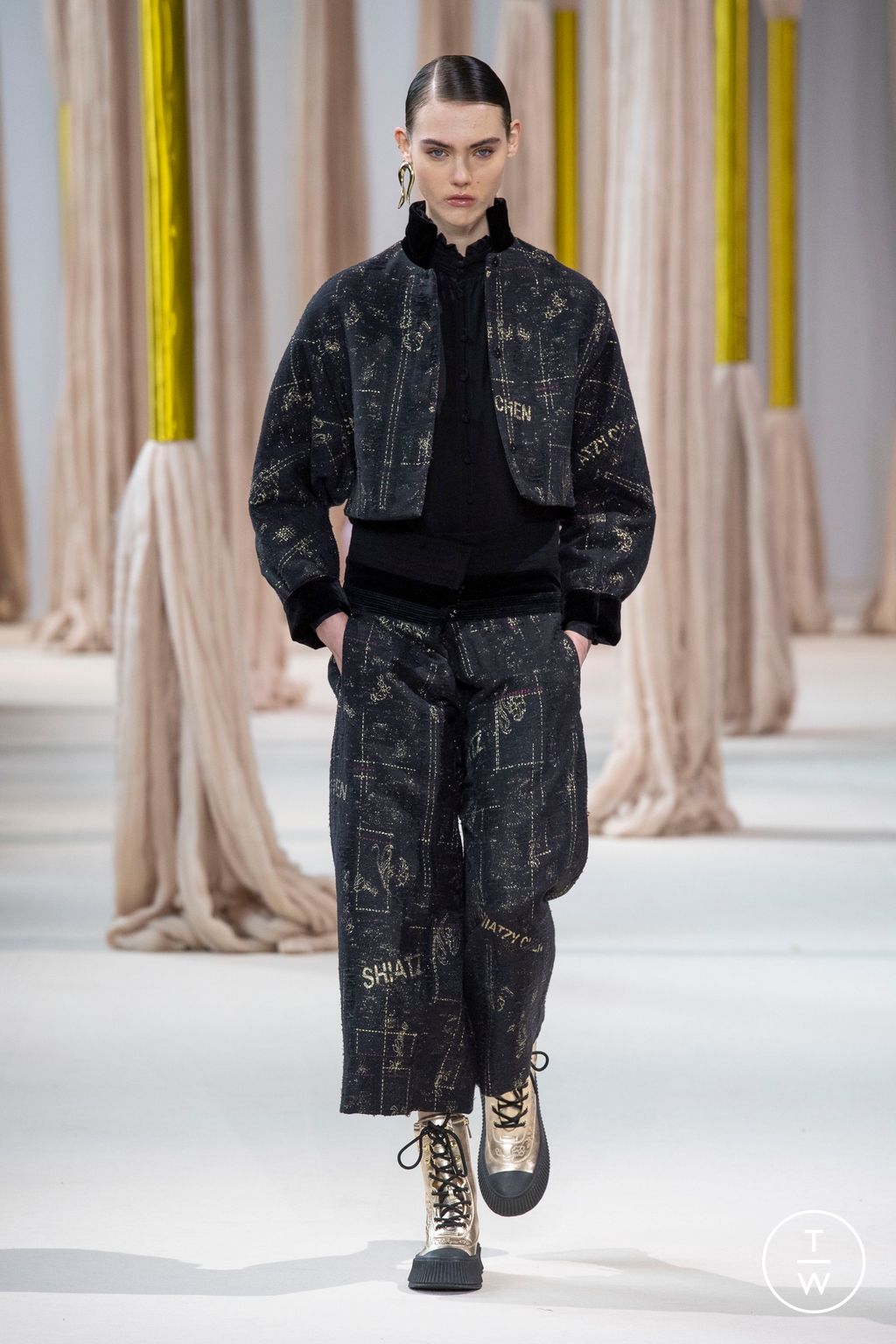 Fashion Week Paris Fall/Winter 2023 look 43 from the Shiatzy Chen collection 女装