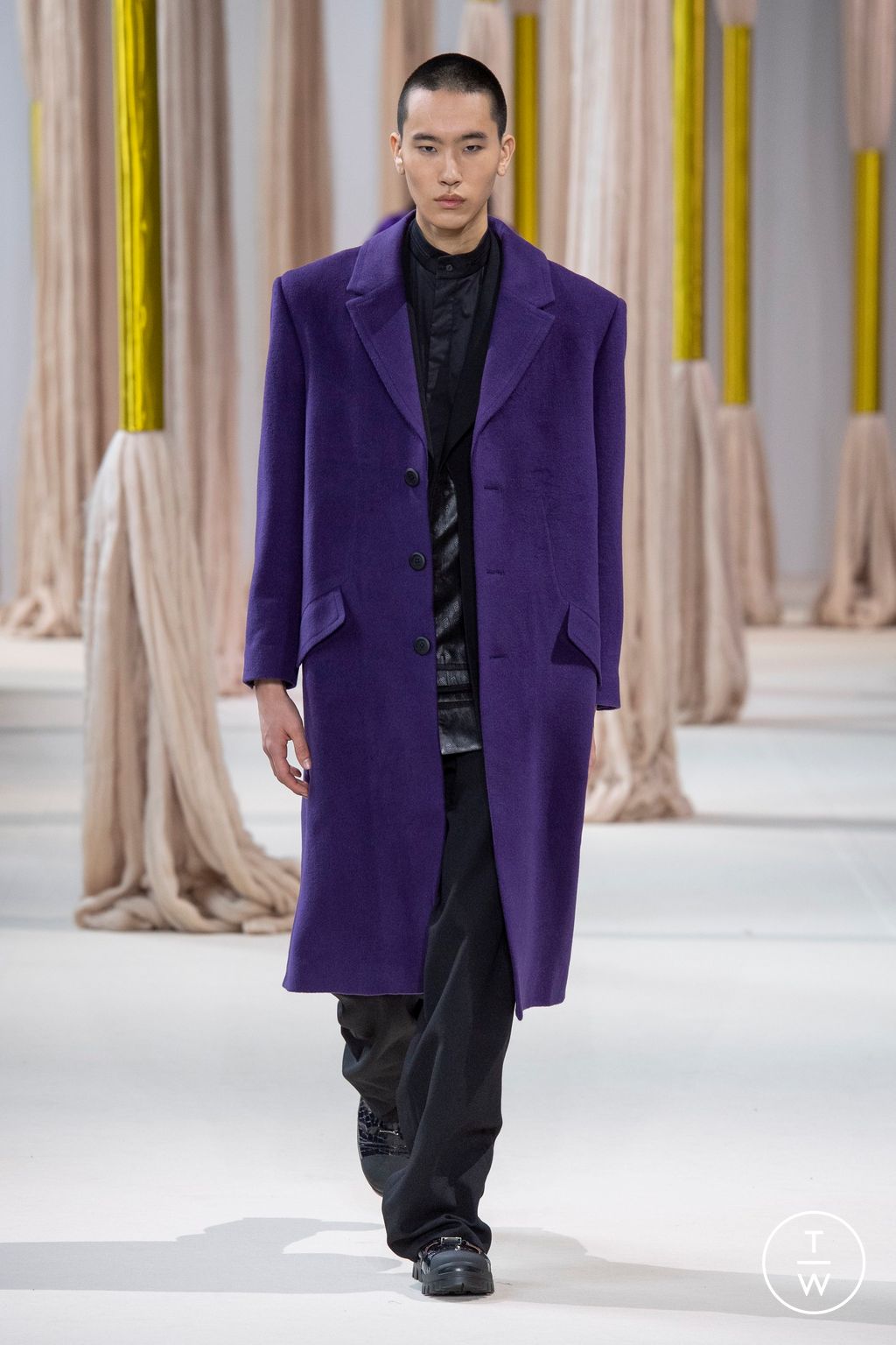 Fashion Week Paris Fall/Winter 2023 look 48 from the Shiatzy Chen collection womenswear