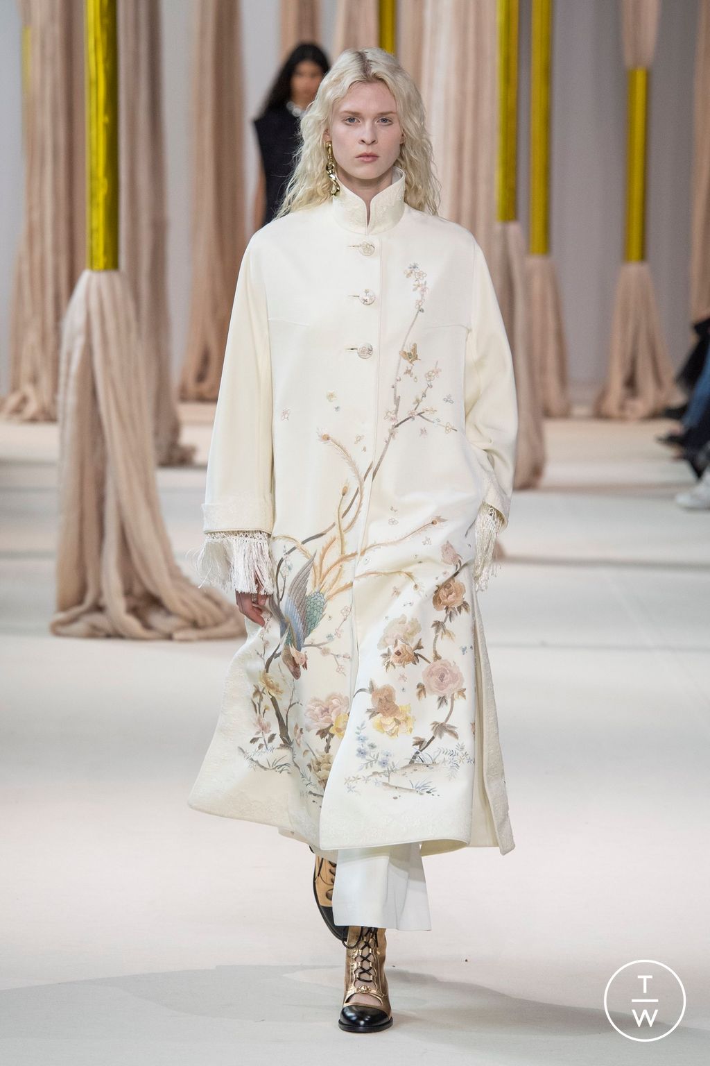 Fashion Week Paris Fall/Winter 2023 look 57 from the Shiatzy Chen collection 女装