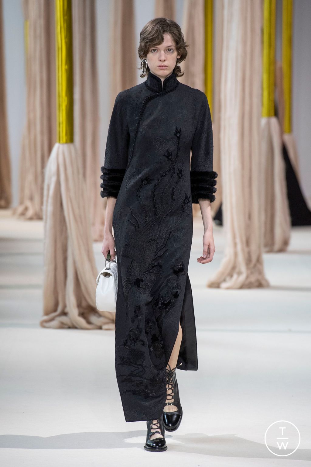 Fashion Week Paris Fall/Winter 2023 look 59 from the Shiatzy Chen collection 女装