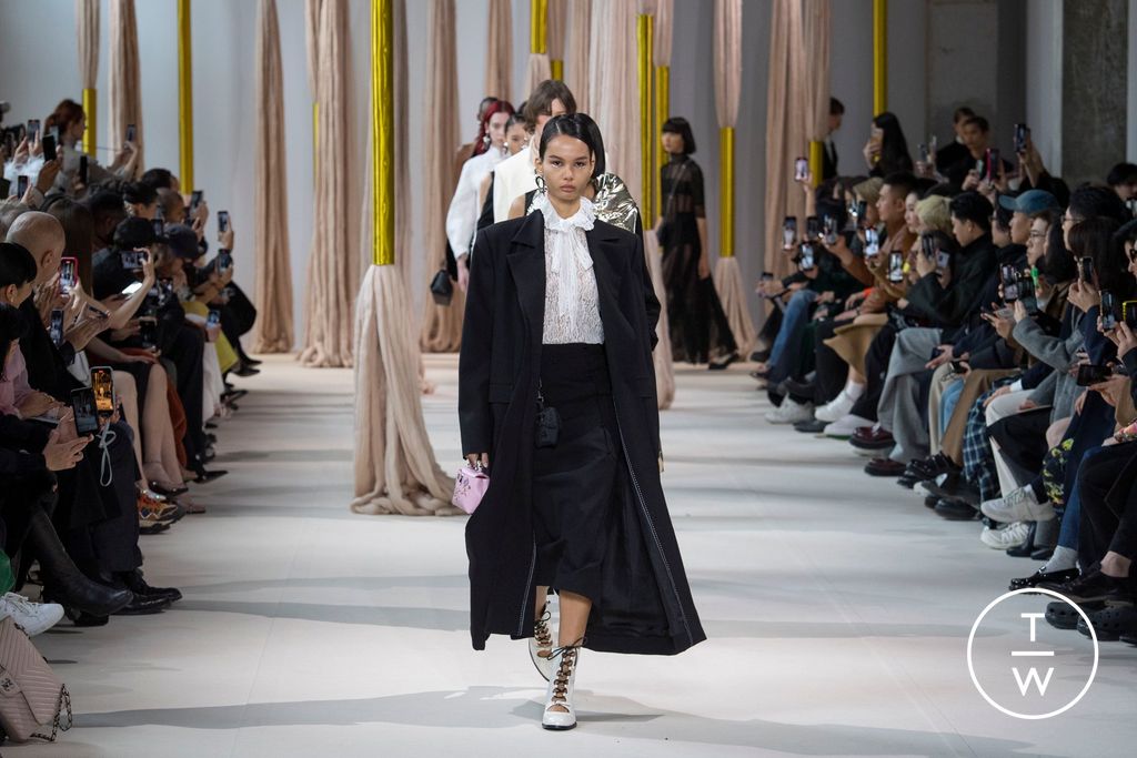 Fashion Week Paris Fall/Winter 2023 look 61 de la collection Shiatzy Chen womenswear