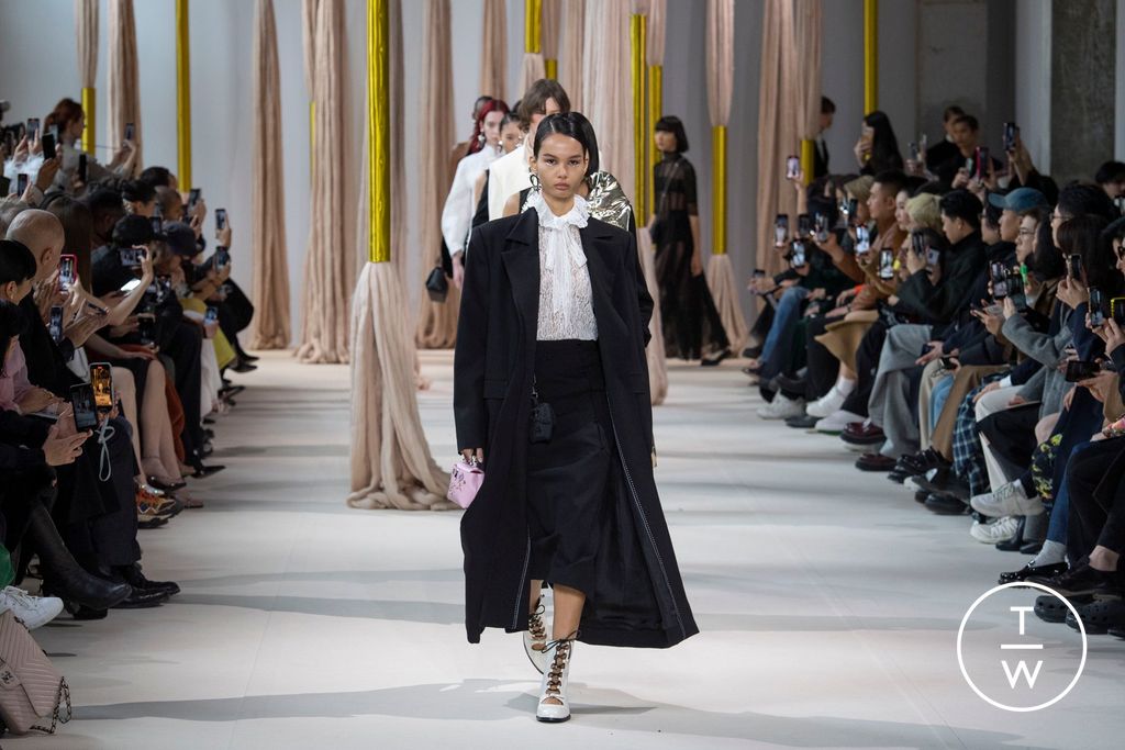 Fashion Week Paris Fall/Winter 2023 look 61 from the Shiatzy Chen collection 女装