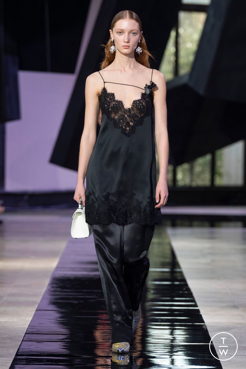 Fashion Week Paris Fall/Winter 2024 look 11 de la collection Shiatzy Chen womenswear