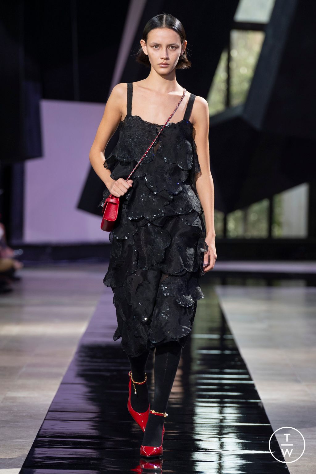 Fashion Week Paris Fall/Winter 2024 look 12 de la collection Shiatzy Chen womenswear
