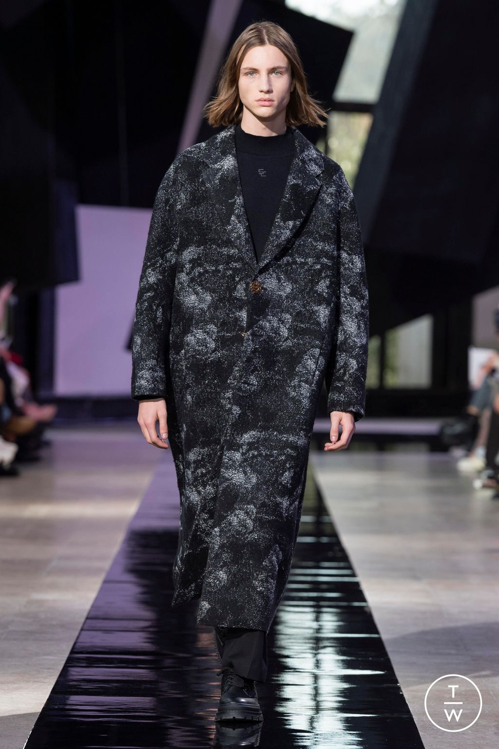 Fashion Week Paris Fall/Winter 2024 look 17 from the Shiatzy Chen collection 女装