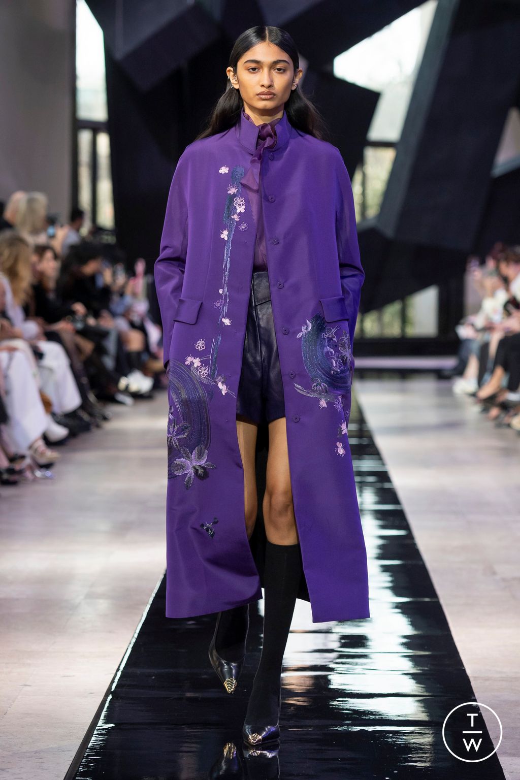 Fashion Week Paris Fall/Winter 2024 look 28 from the Shiatzy Chen collection 女装