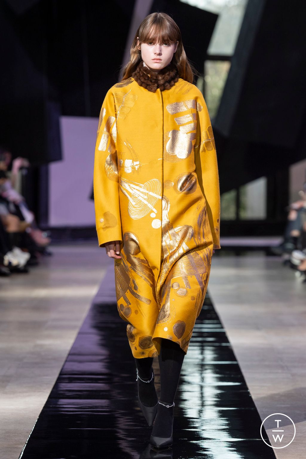 Fashion Week Paris Fall/Winter 2024 look 41 from the Shiatzy Chen collection 女装