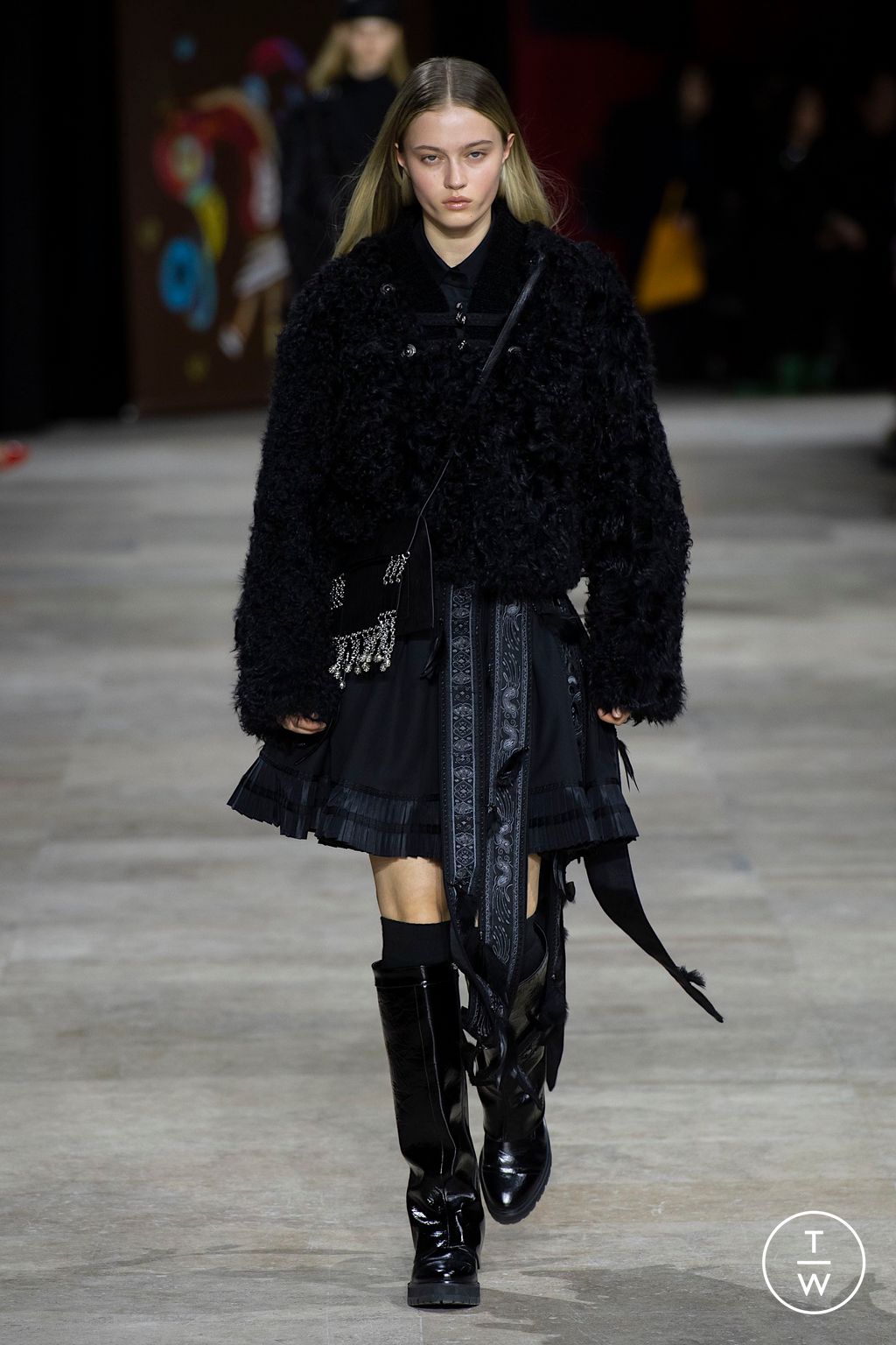 Fashion Week Paris Fall/Winter 2025 look 1 de la collection Shiatzy Chen womenswear