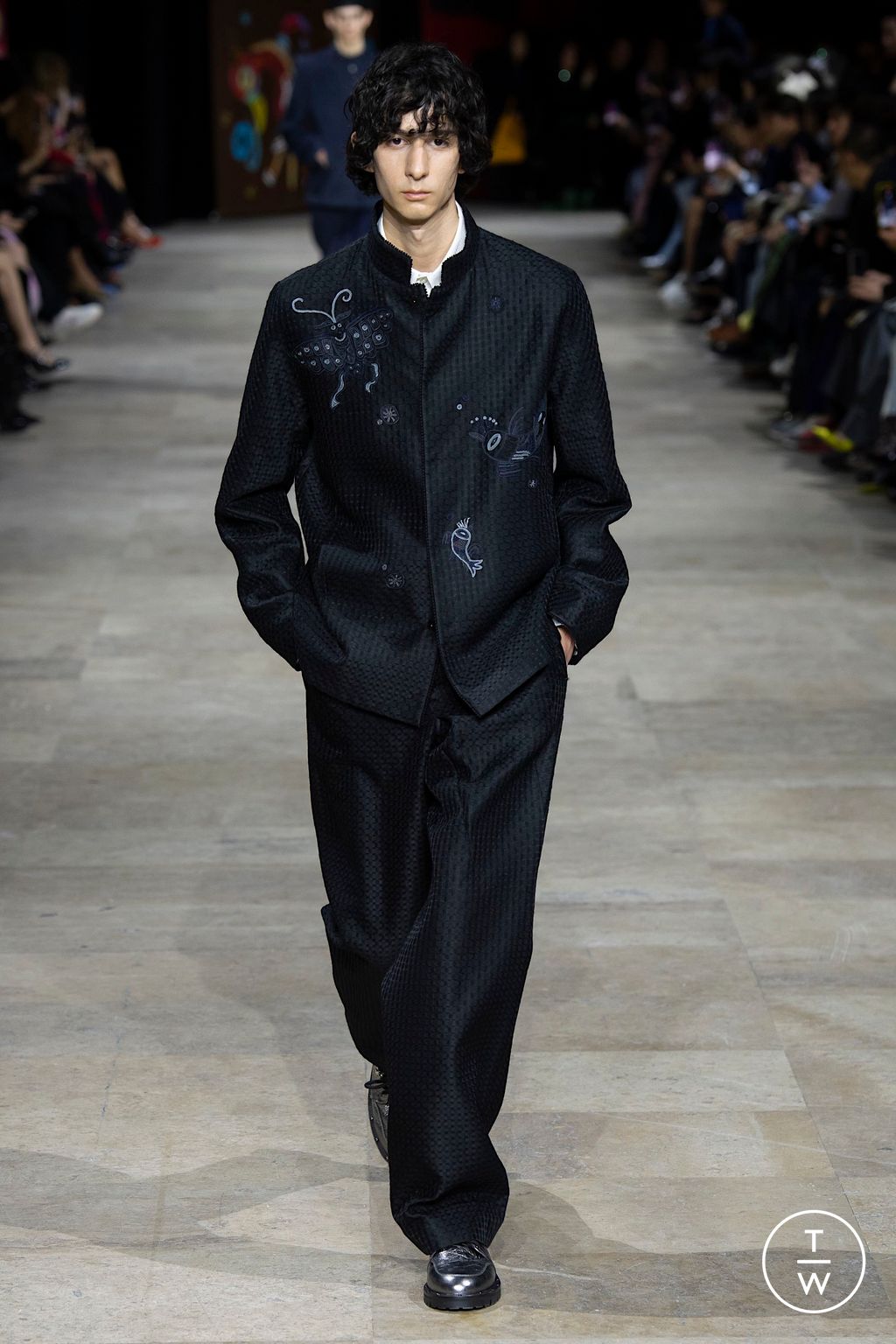 Fashion Week Paris Fall/Winter 2025 look 18 de la collection Shiatzy Chen womenswear