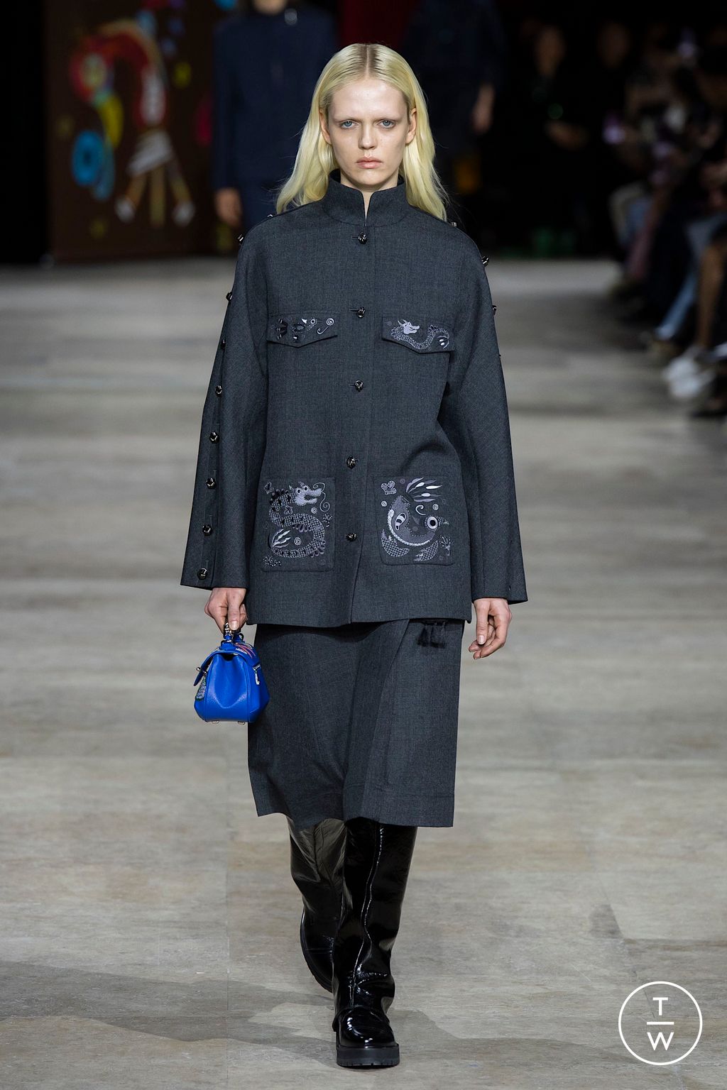 Fashion Week Paris Fall/Winter 2025 look 23 de la collection Shiatzy Chen womenswear