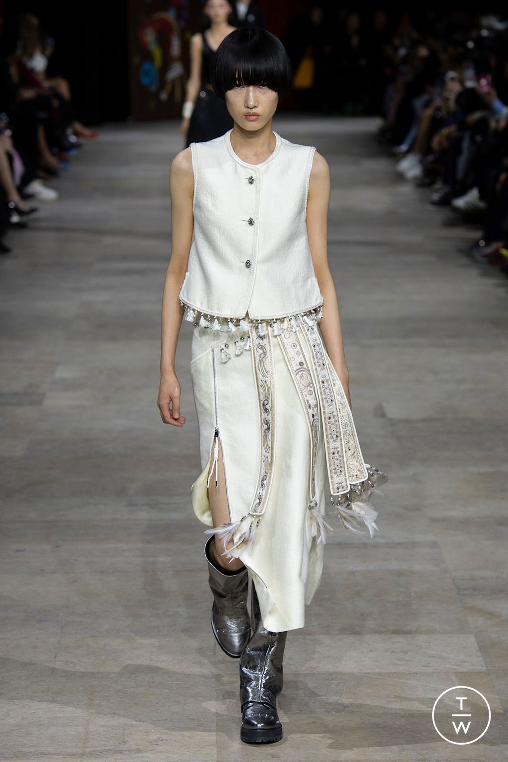 Fashion Week Paris Fall/Winter 2025 look 29 de la collection Shiatzy Chen womenswear