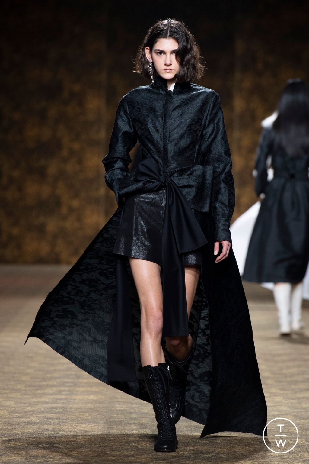Fashion Week Paris Fall/Winter 2026 look 9 de la collection Shiatzy Chen womenswear