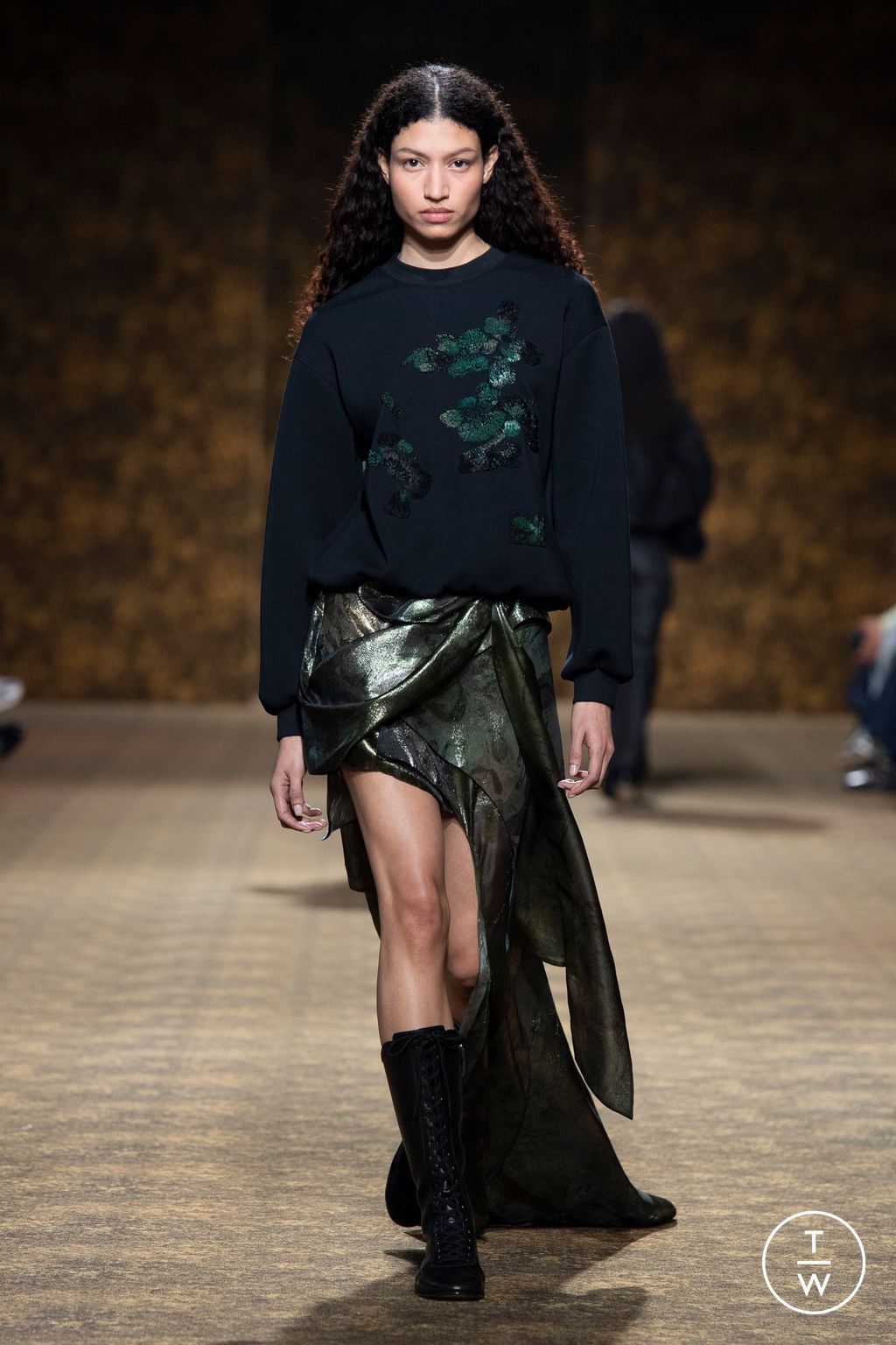Fashion Week Paris Fall/Winter 2026 look 27 from the Shiatzy Chen collection womenswear
