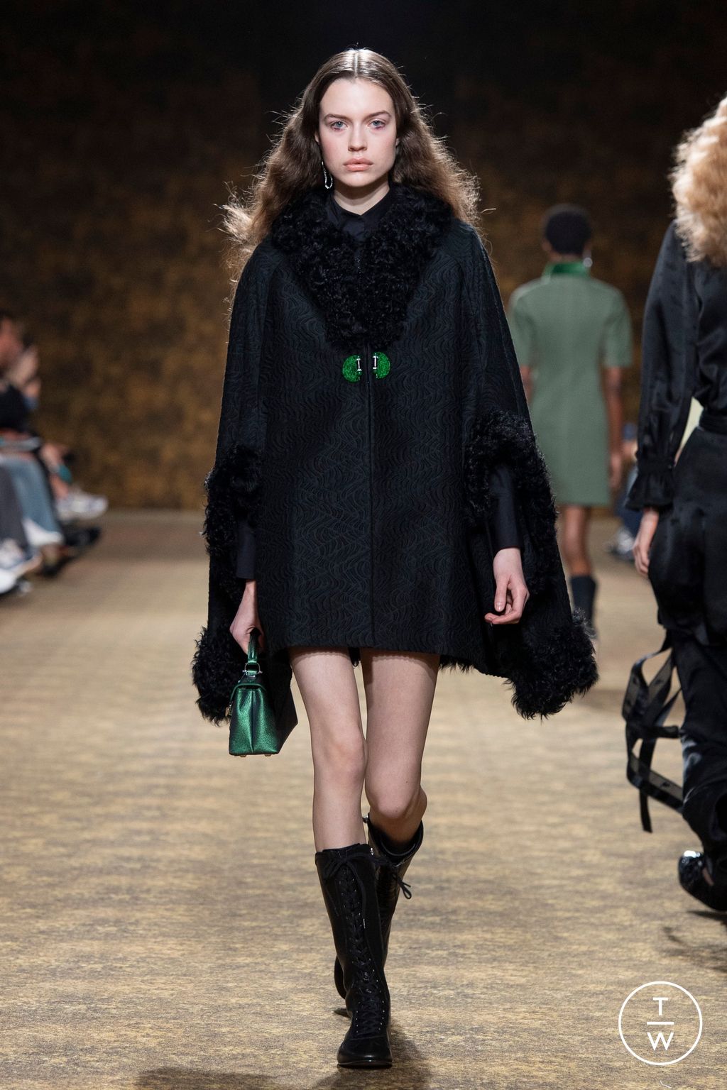 Fashion Week Paris Fall/Winter 2026 look 32 de la collection Shiatzy Chen womenswear