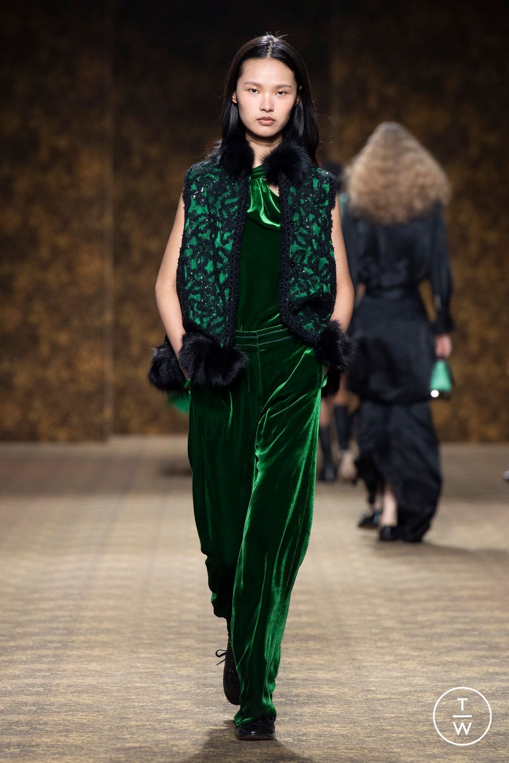 Fashion Week Paris Fall/Winter 2026 look 33 de la collection Shiatzy Chen womenswear