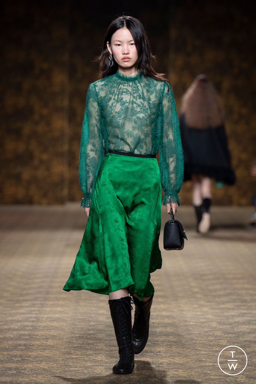 Fashion Week Paris Fall/Winter 2026 look 34 from the Shiatzy Chen collection womenswear