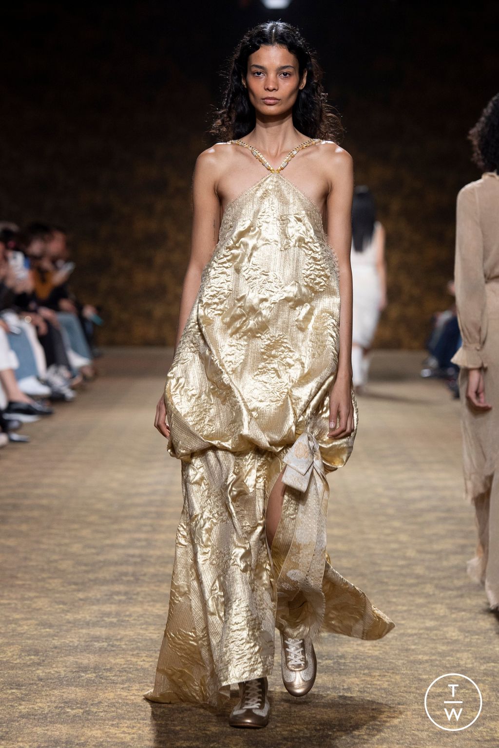 Fashion Week Paris Fall/Winter 2026 look 52 from the Shiatzy Chen collection womenswear