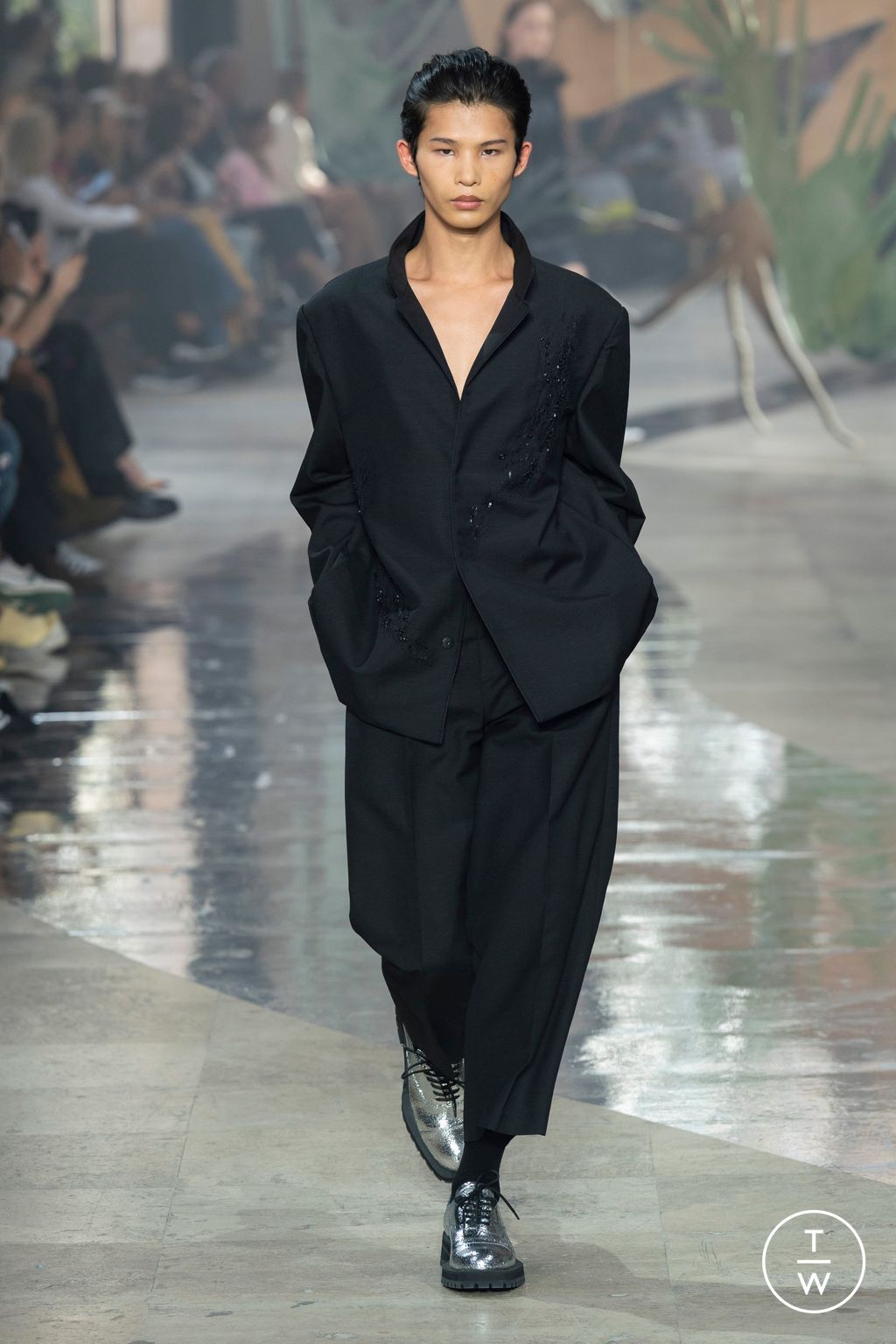 Fashion Week Paris Spring/Summer 2024 look 33 from the Shiatzy Chen collection 女装