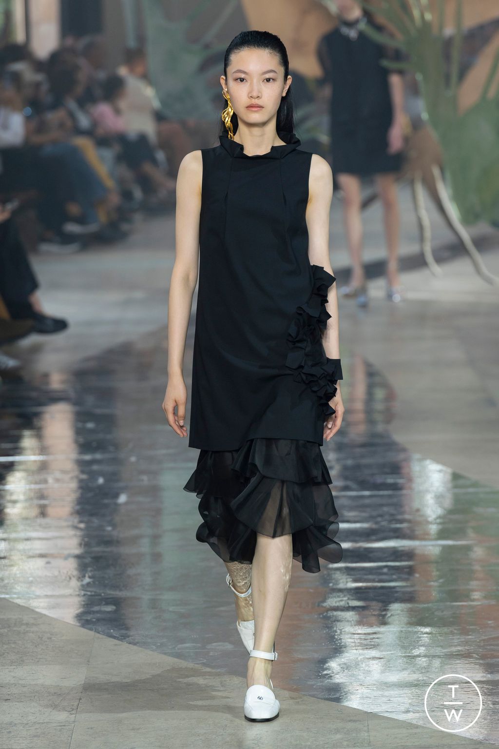 Fashion Week Paris Spring/Summer 2024 look 39 from the Shiatzy Chen collection womenswear