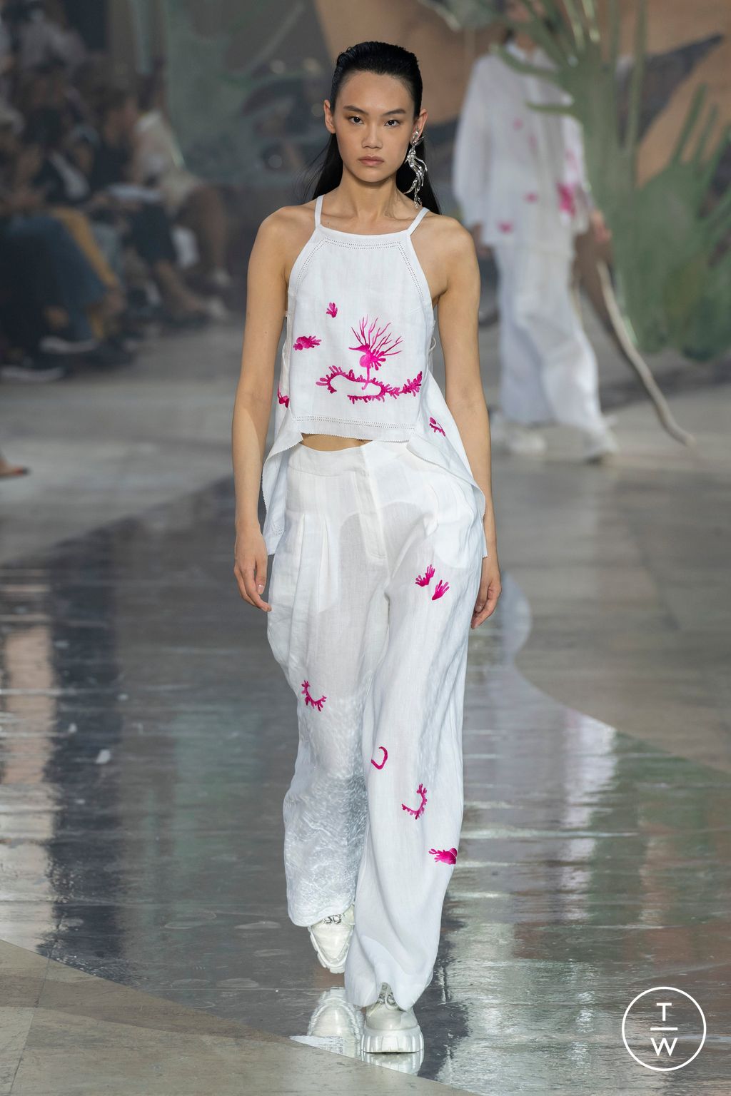 Fashion Week Paris Spring/Summer 2024 look 55 from the Shiatzy Chen collection 女装