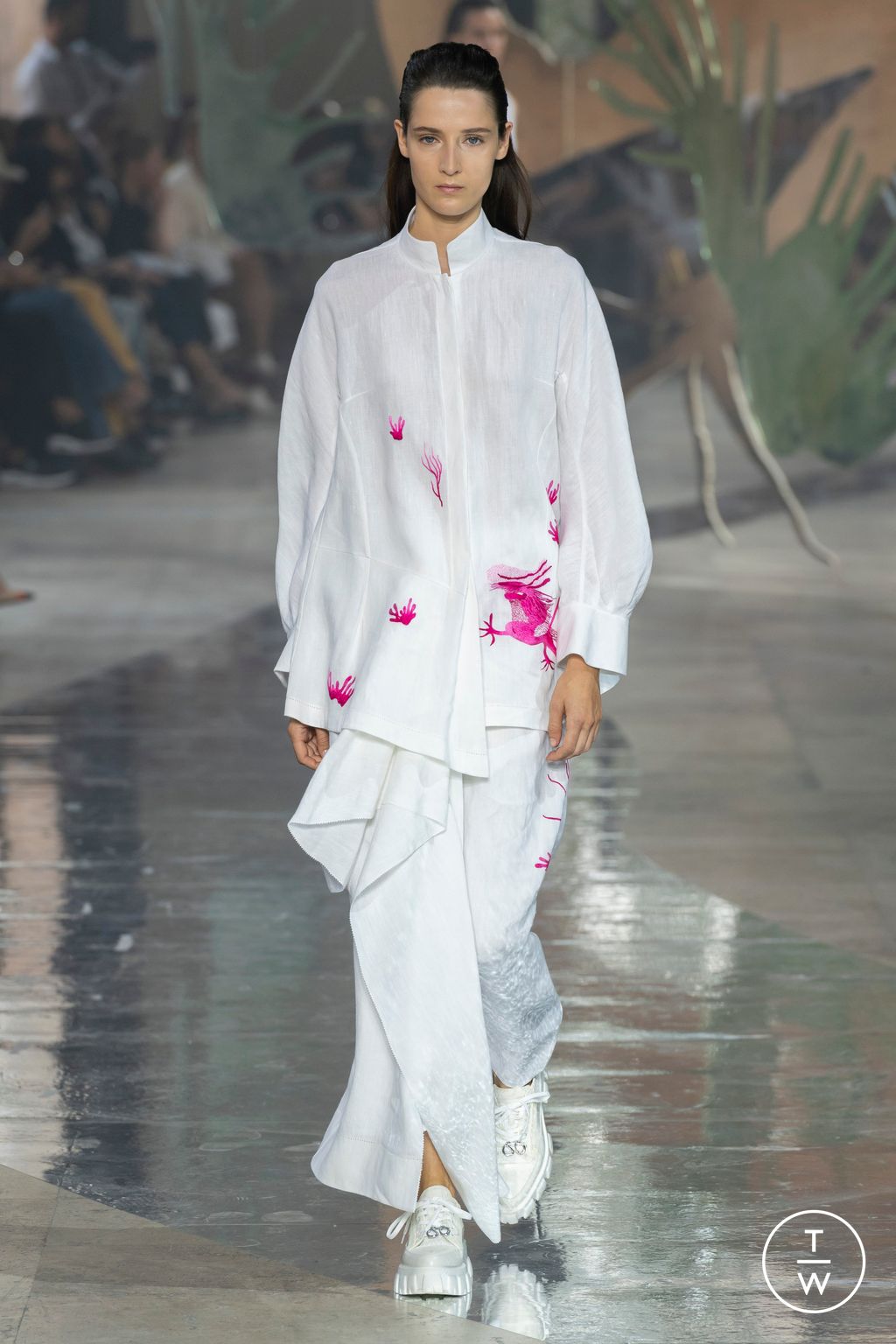 Fashion Week Paris Spring/Summer 2024 look 56 from the Shiatzy Chen collection 女装