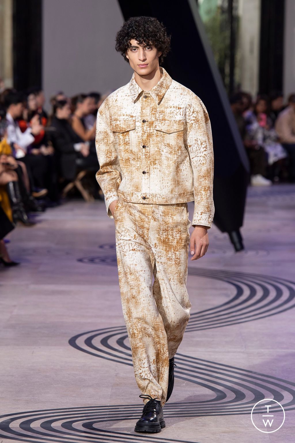 Fashion Week Paris Spring/Summer 2025 look 17 from the Shiatzy Chen collection womenswear