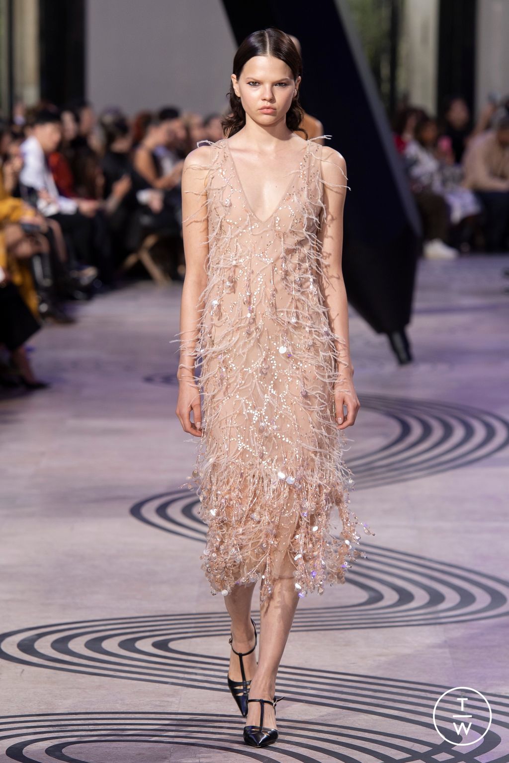 Fashion Week Paris Spring/Summer 2025 look 18 from the Shiatzy Chen collection womenswear