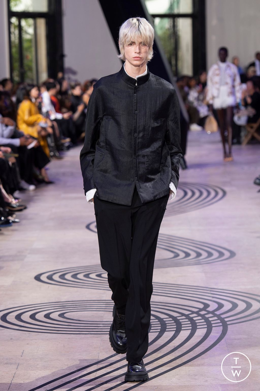 Fashion Week Paris Spring/Summer 2025 look 23 de la collection Shiatzy Chen womenswear