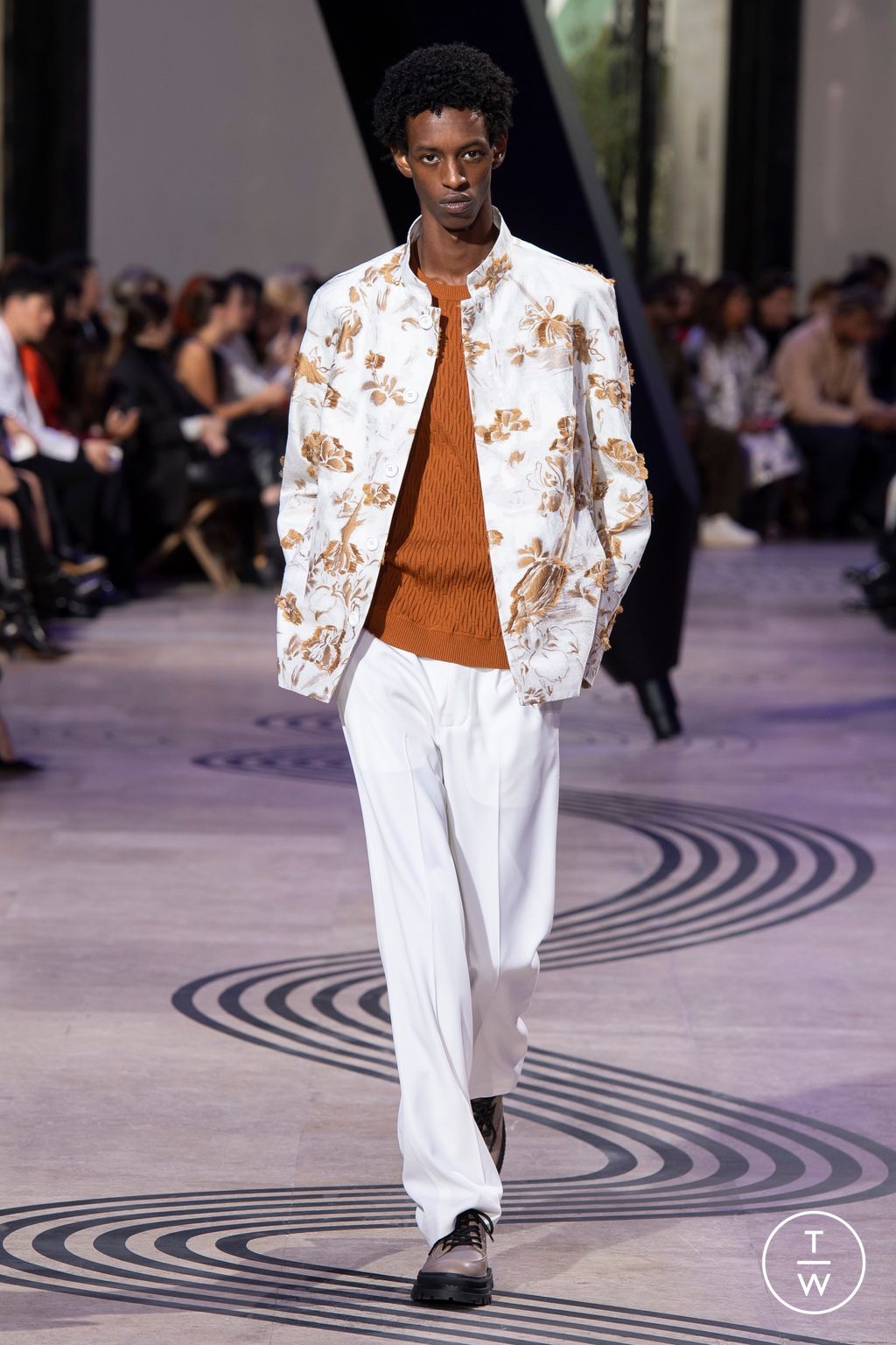 Fashion Week Paris Spring/Summer 2025 look 25 from the Shiatzy Chen collection womenswear