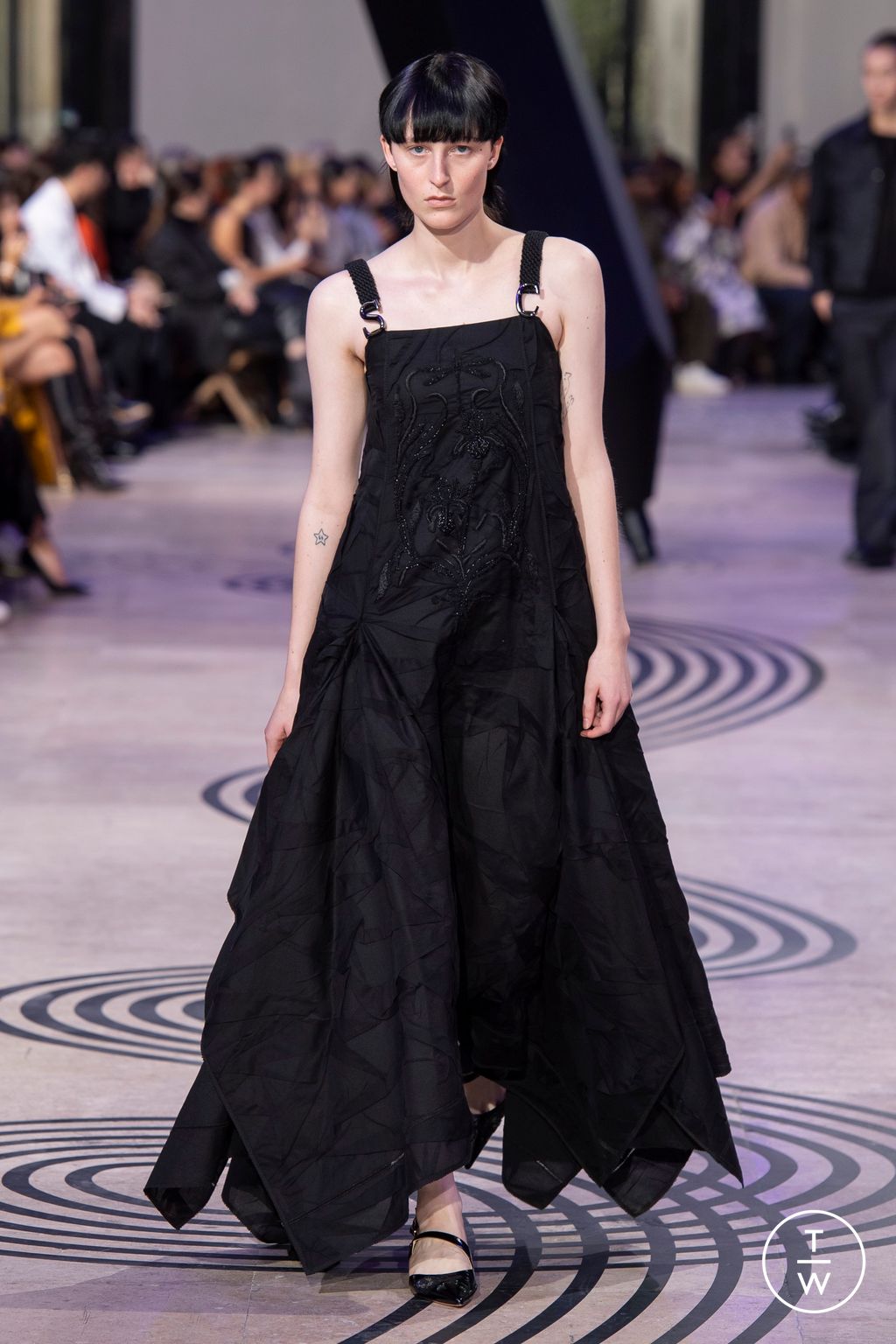 Fashion Week Paris Spring/Summer 2025 look 40 from the Shiatzy Chen collection womenswear