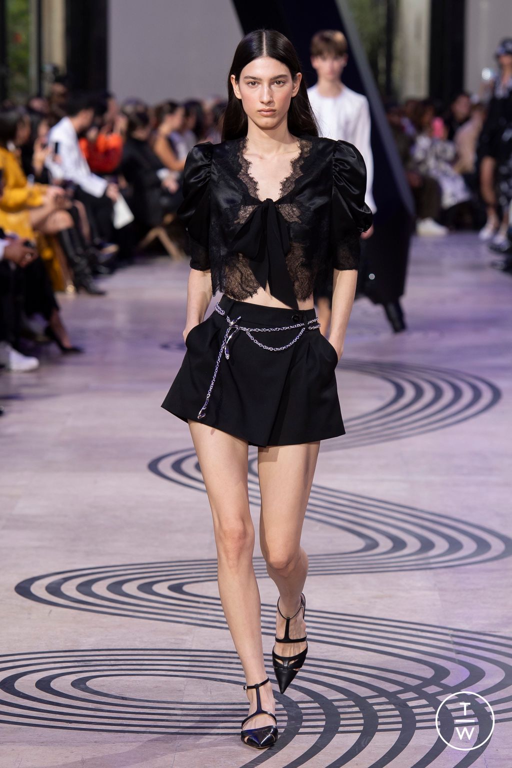 Fashion Week Paris Spring-Summer 2025 look 44 from the Shiatzy Chen collection 女装