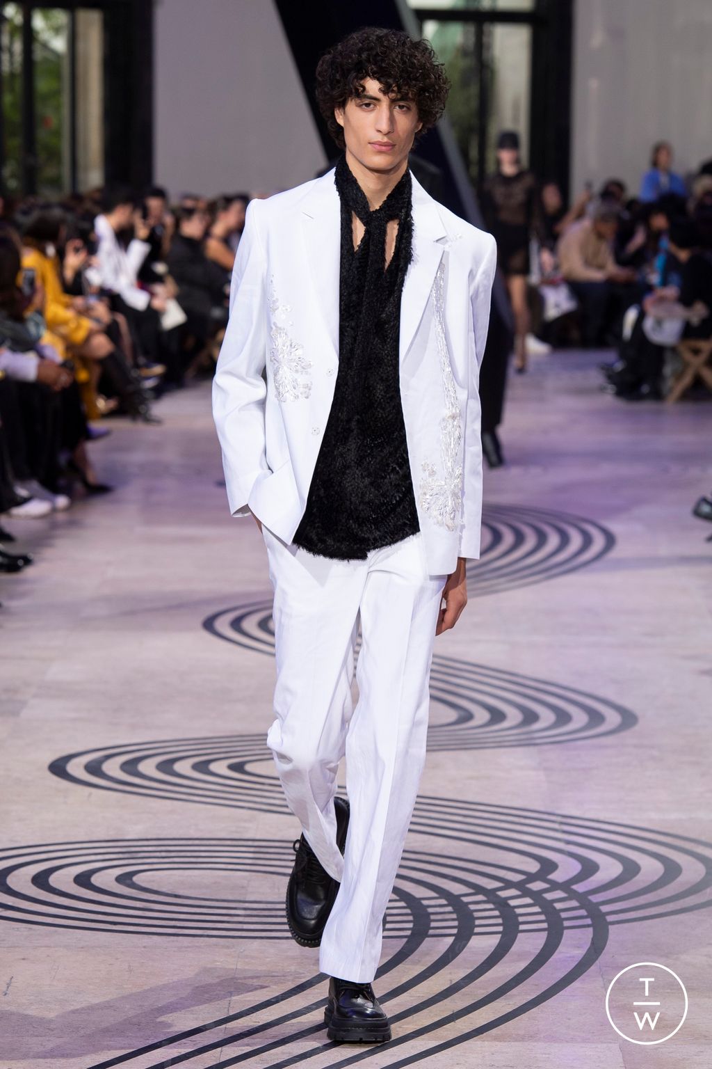 Fashion Week Paris Spring/Summer 2025 look 54 from the Shiatzy Chen collection womenswear