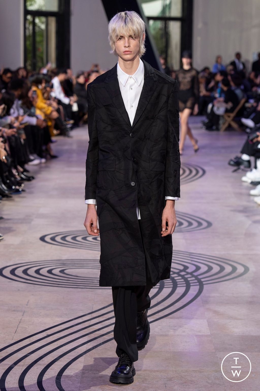 Fashion Week Paris Spring/Summer 2025 look 55 de la collection Shiatzy Chen womenswear