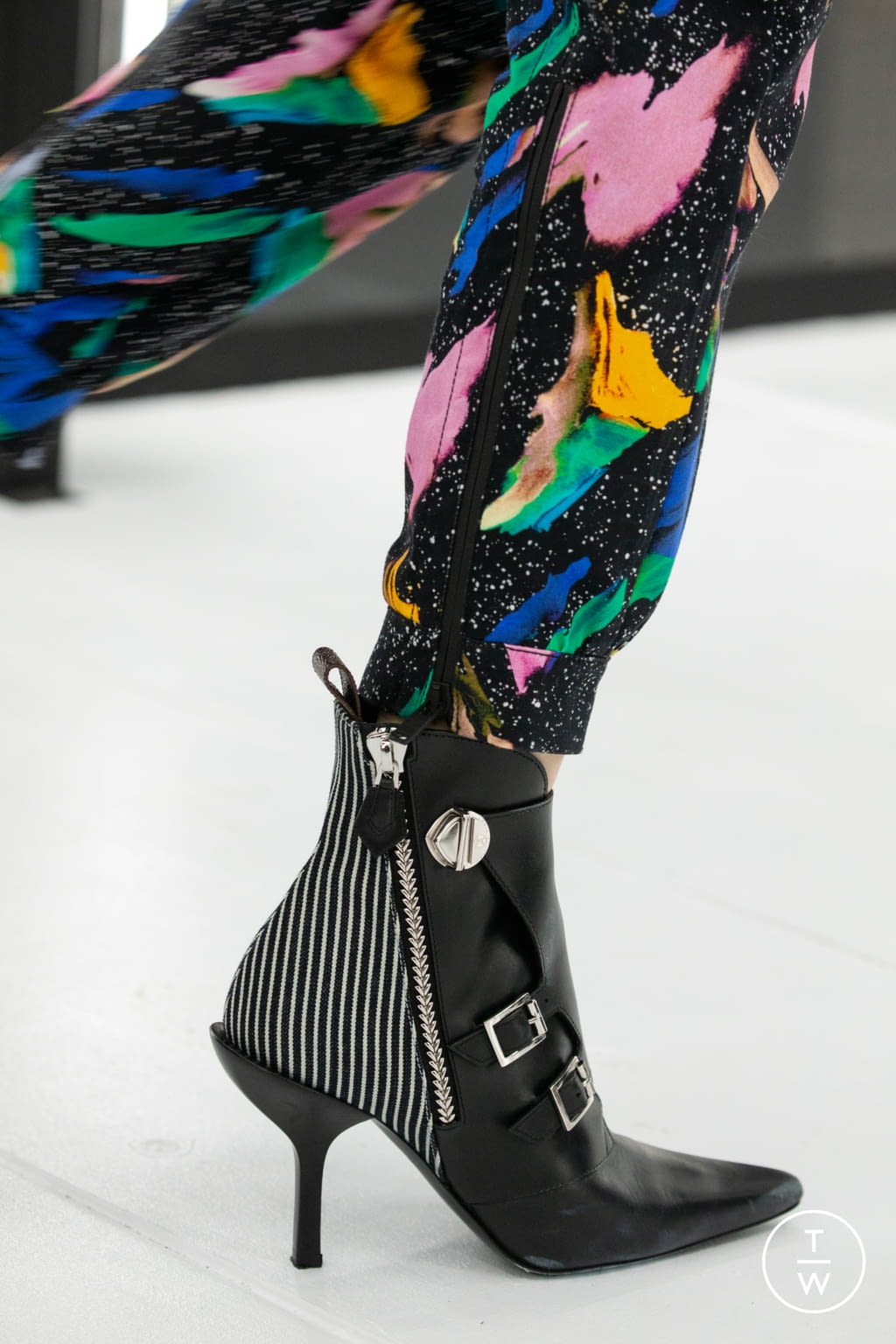 Fashion Week Paris Spring/Summer 2019 look 22 from the Louis Vuitton collection womenswear accessories