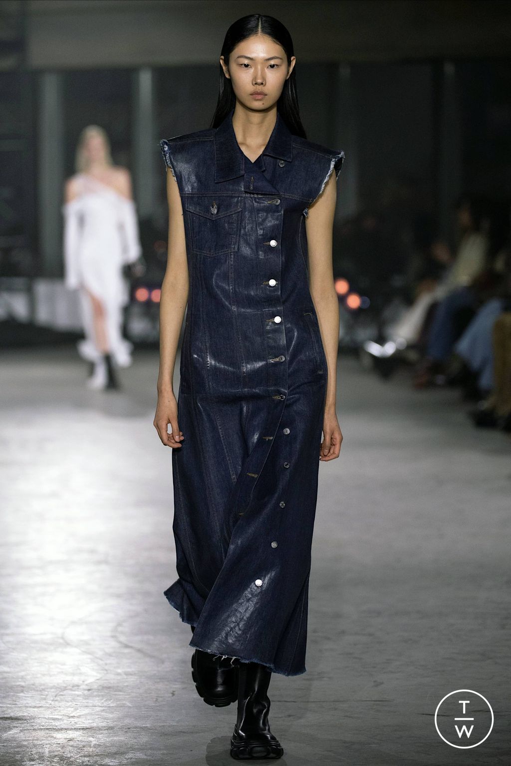 Fashion Week New York Fall/Winter 2023 look 24 de la collection Simkhai womenswear
