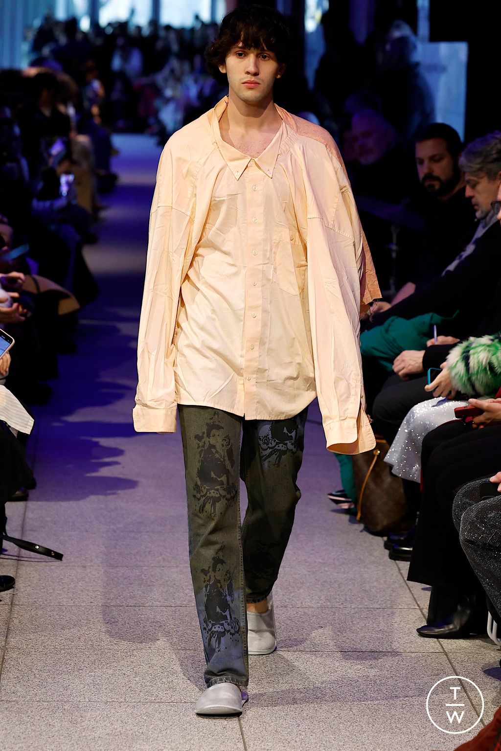 Fashion Week Milan Fall/Winter 2024 look 25 de la collection Simon Cracker menswear