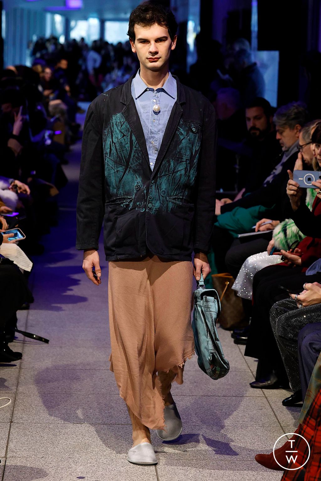 Fashion Week Milan Fall/Winter 2024 look 32 de la collection Simon Cracker menswear