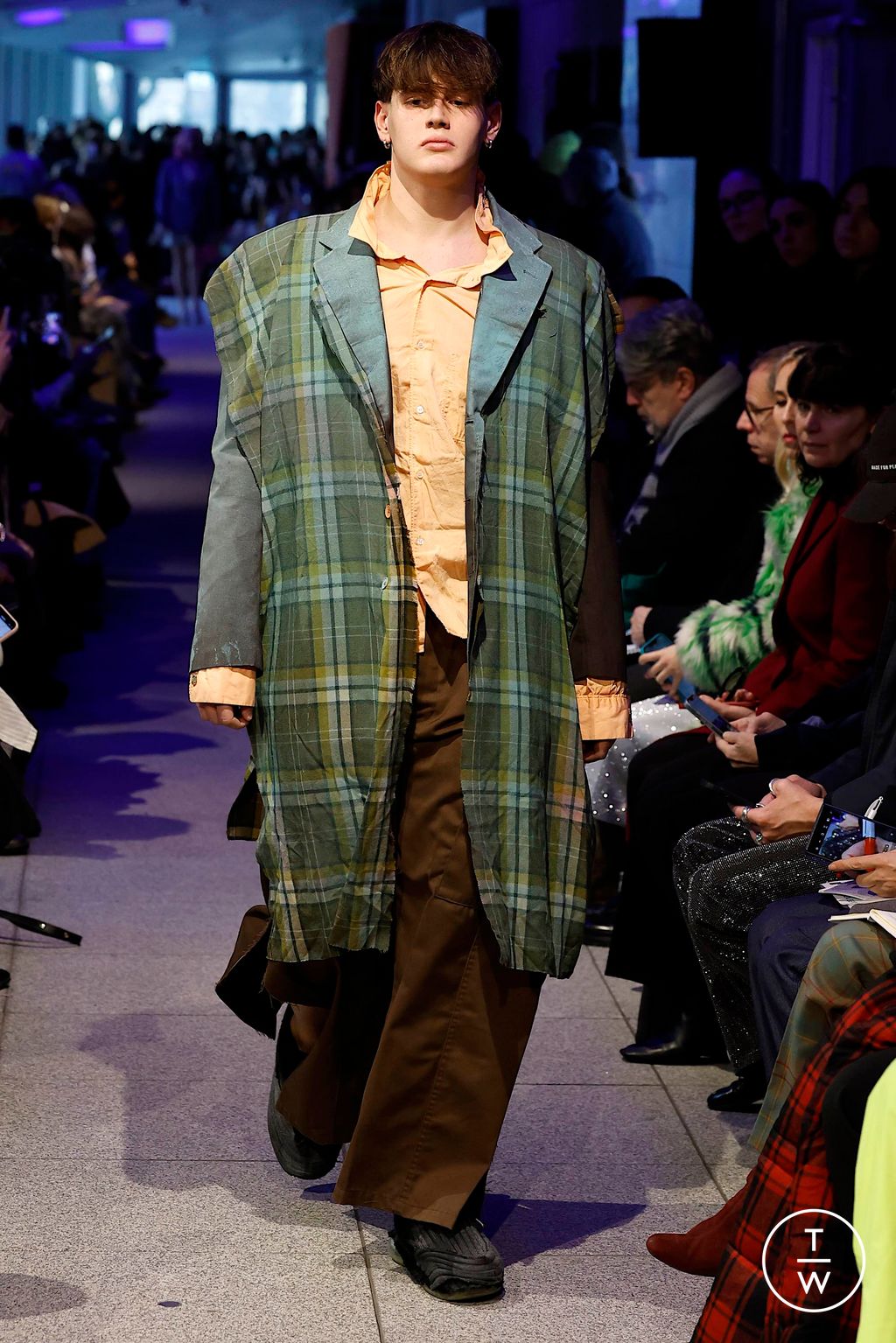 Fashion Week Milan Fall/Winter 2024 look 33 de la collection Simon Cracker menswear