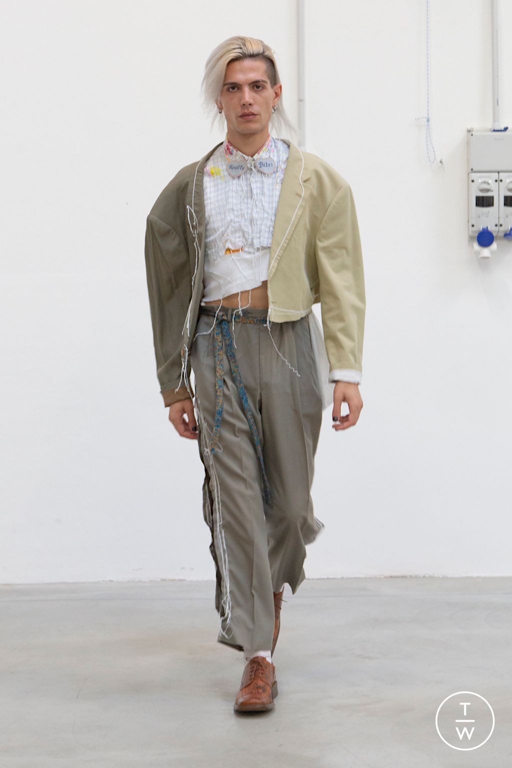 Fashion Week Milan Spring/Summer 2023 look 1 de la collection Simon Cracker menswear