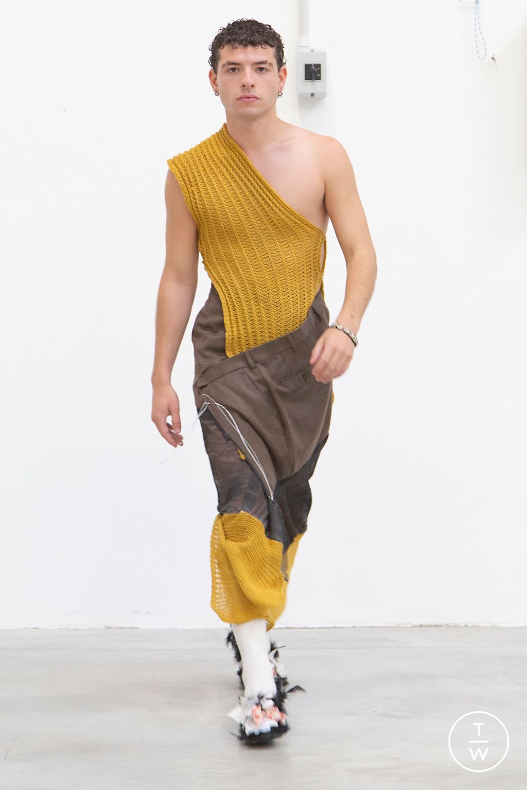 Fashion Week Milan Spring/Summer 2023 look 8 from the Simon Cracker collection 男装