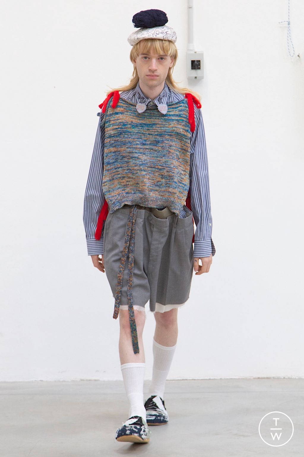 Fashion Week Milan Spring/Summer 2023 look 17 de la collection Simon Cracker menswear