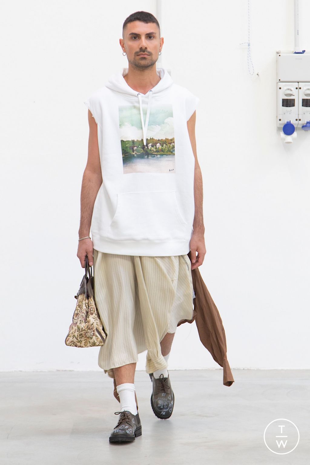 Fashion Week Milan Spring/Summer 2023 look 24 from the Simon Cracker collection 男装