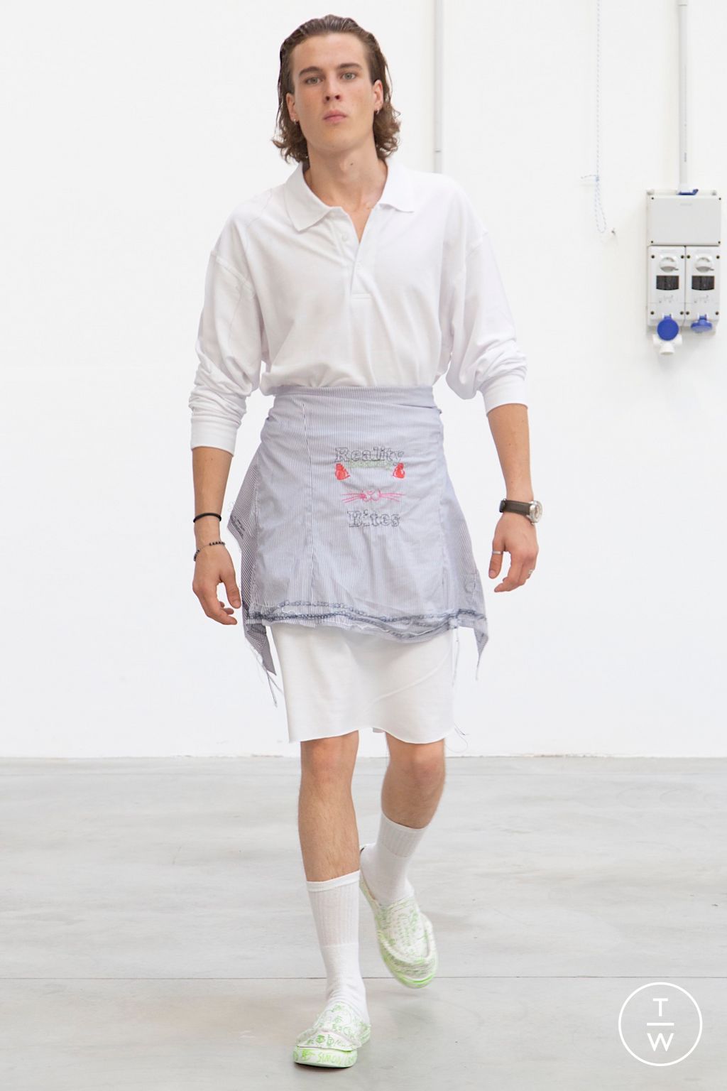 Fashion Week Milan Spring/Summer 2023 look 33 from the Simon Cracker collection 男装