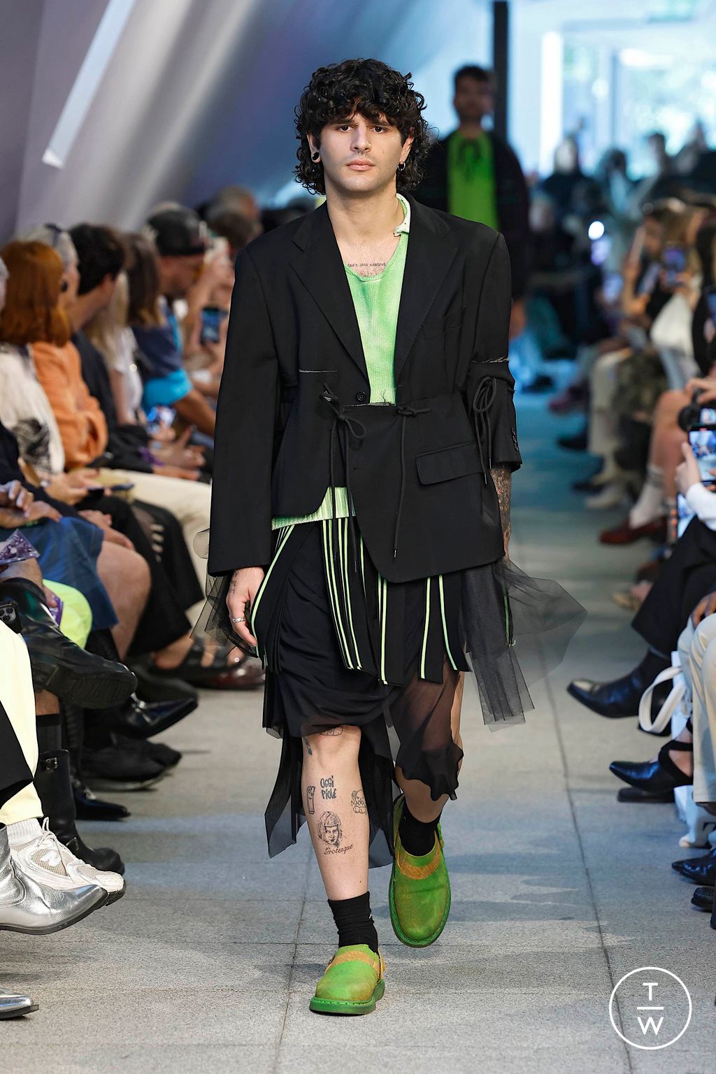 Fashion Week Milan Spring/Summer 2025 look 16 de la collection Simon Cracker menswear